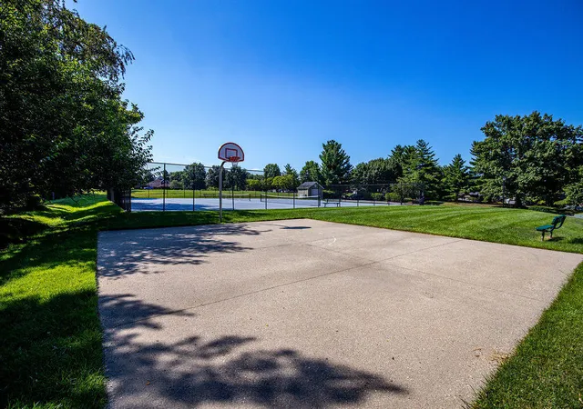 Listing Photo 2 - Condo for sale in building located at 222 Shaker Hts Ln, Crestview Hills, KY 41017 - Unit #