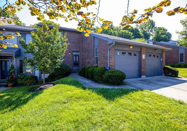 Listing Photo 3 - Condo for sale in building located at 222 Shaker Hts Ln, Crestview Hills, KY 41017