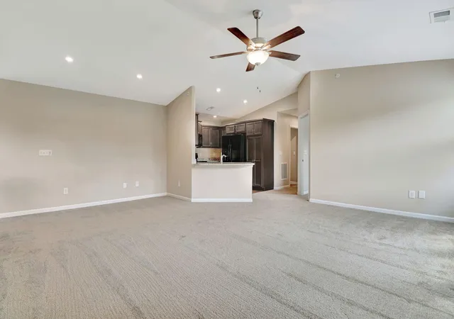Listing Photo 4 - Condo for sale in building located at 690 Daphne Wy, Crescent Springs, KY 41017