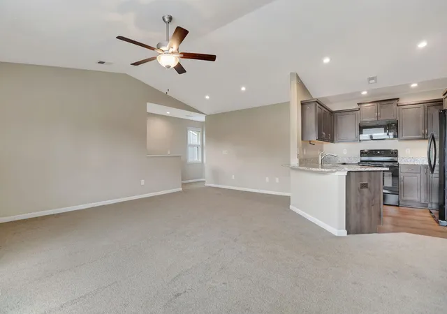 Listing Photo 5 - Condo for sale in building located at 690 Daphne Wy, Crescent Springs, KY 41017