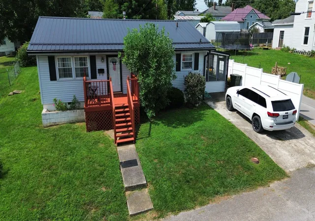 Single family home for sale at 208 Tureman Ave, Carlisle, KY 40311 | MLS# 645293