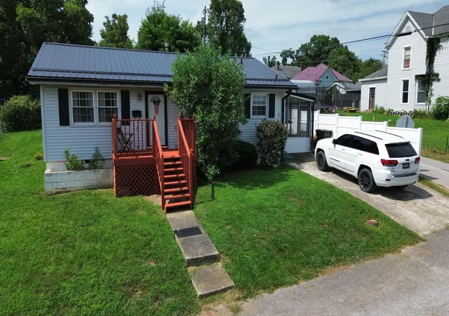 Photo 3 of Single family home for sale at 208 Tureman Ave, Carlisle, KY 40311 | MLS# 645293 | Listing updated on 2026-08-03