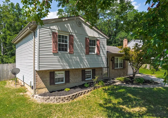 Photo 3 of Sale Pending at 7786 Ravenswood Dr, Florence, KY 41042 | MLS# 645377 | Listing updated on 2026-08-10