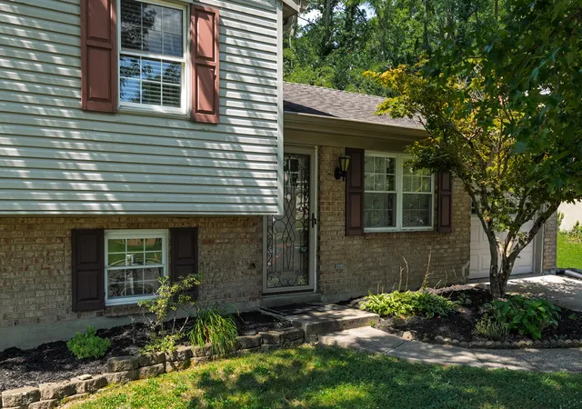 Photo 3 of Sale Pending at 7786 Ravenswood Dr, Florence, KY 41042 | MLS# 645377 | Listing updated on 2026-08-10