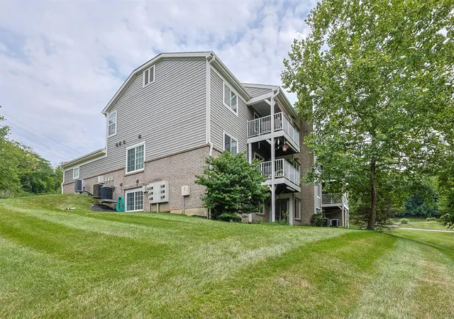 2nd image of 2118 Castlebar Ct, Crescent Springs, KY 41017