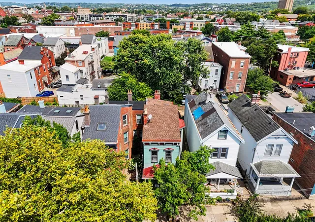 Listing Photo 2 - Condo for sale in building located at 832 Willard St, Covington, KY 41011 - Unit #