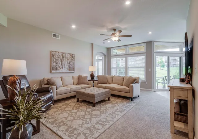 Listing Photo 4 - Condo for sale in building located at 7693 Devonshire Dr, Alexandria, KY 41001