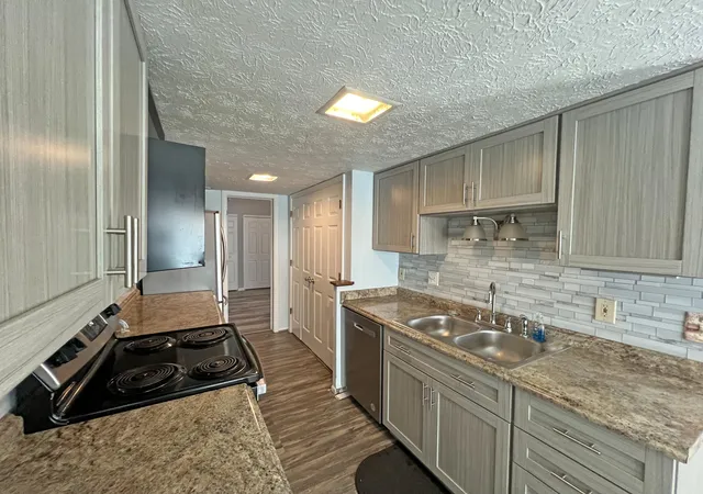 2nd image of 1561 Greens Edge Dr, Florence, KY 41042 | MLS# 645808