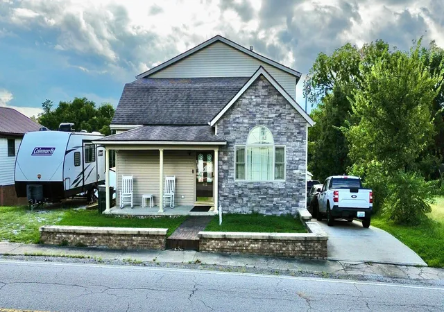 Photo 1 of Single family home for sale at 612 N Broadway St, Carlisle, KY 40311 | MLS# 645865 | Listing updated on 2026-09-16