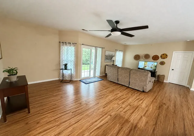 2nd image of 157 Saddlebrook Ln, Florence, KY 41042