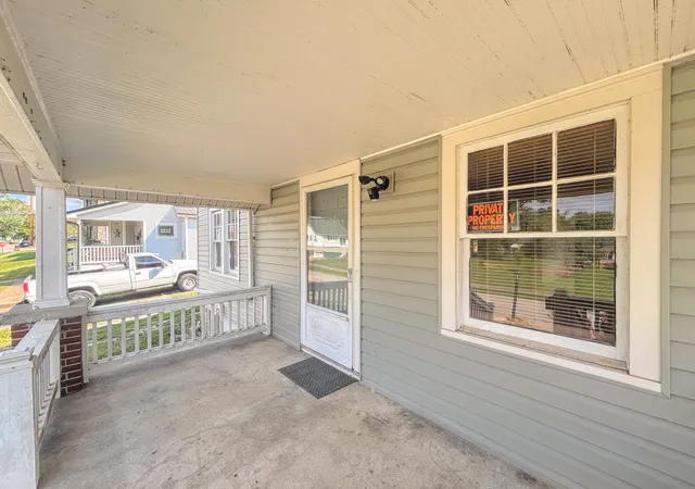 Photo 2 of Single family home for sale at 305 E 4Th St, Falmouth, KY 41040 | MLS# 646108 | Listing updated on 2026-08-27