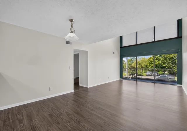 Listing Photo 4 - Condo for sale in building located at 105 Winding Wy, Covington, KY 41011 - Unit #C