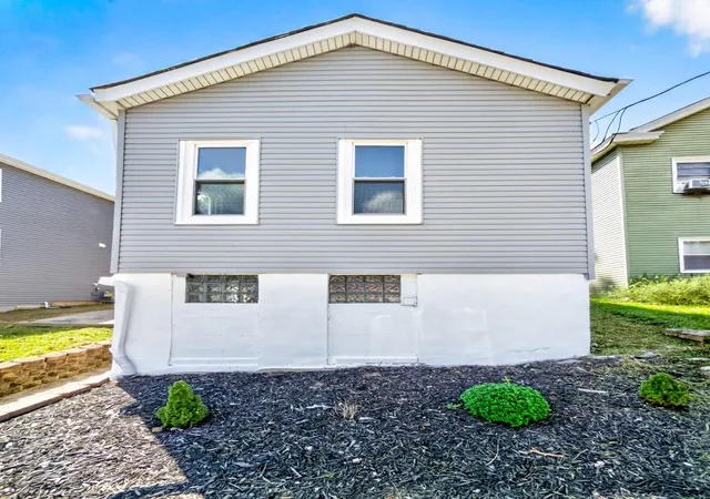 Photo 3 of Single family home for sale at 1207 John St, Covington, KY 41016 | MLS# 646125 | Listing updated on 2026-08-28