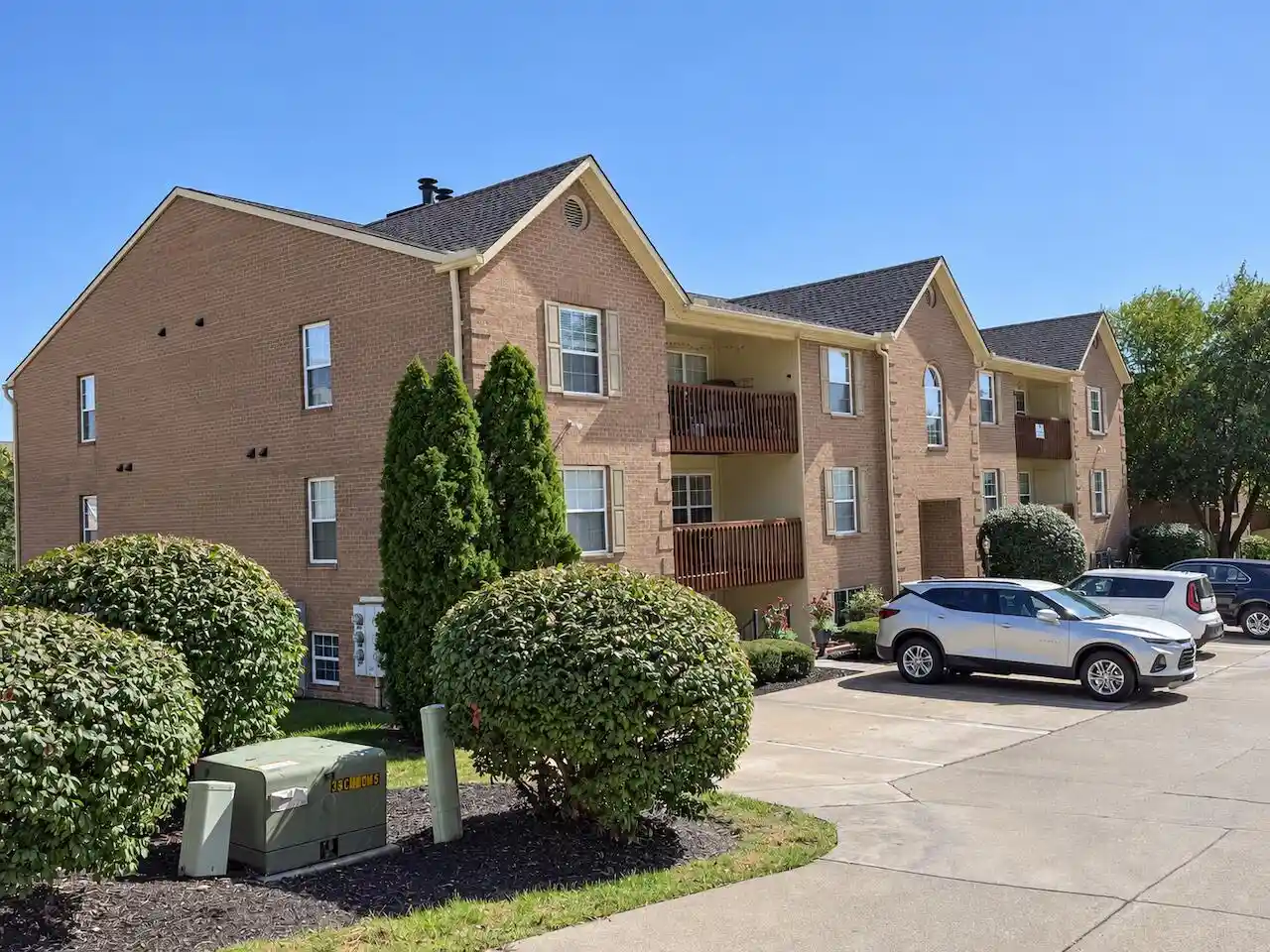 Listing Photo 1 - Condo for sale in 27 Highland Mdws Cir located at 27 Highland Mdws Cir, Highland Heights, KY 41076 - Unit #12