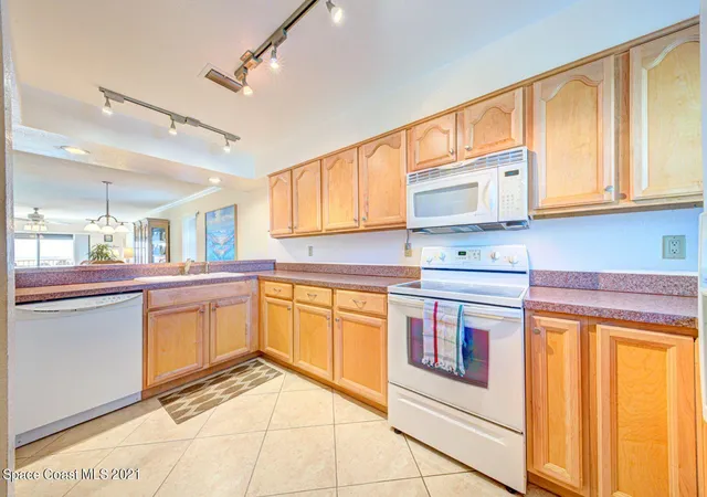 Photo 4 of Condominium at 2150 N Hwy A1A #411, Indialantic, FL 32903 | MLS# 916628 | | Sold on 2021-11-23