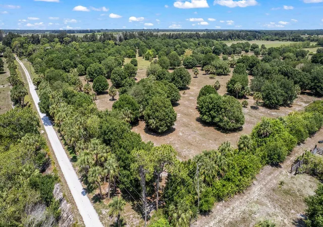 Photo 2 of Sale Pending at 7350 73rd St, Vero Beach, FL 32967 | MLS# 1015383 | Listing updated on 2026-05-07