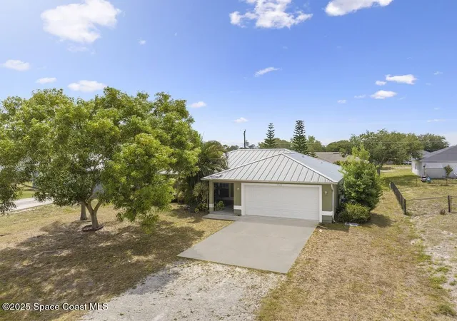Photo 3 of Sale Pending at 7745 99th Ct, Vero Beach, FL 32967 | MLS# 1043852 | Listing updated on 2025-07-15