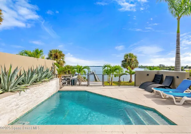 Townhouse for sale at 1809 Riverview Dr, Melbourne, FL 32901 | MLS# 1071331