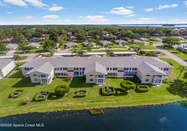 Listing Photo 2 - Condo for sale in building located at 361 N Grv Isle Cir, Vero Beach, FL 32962 - Unit #