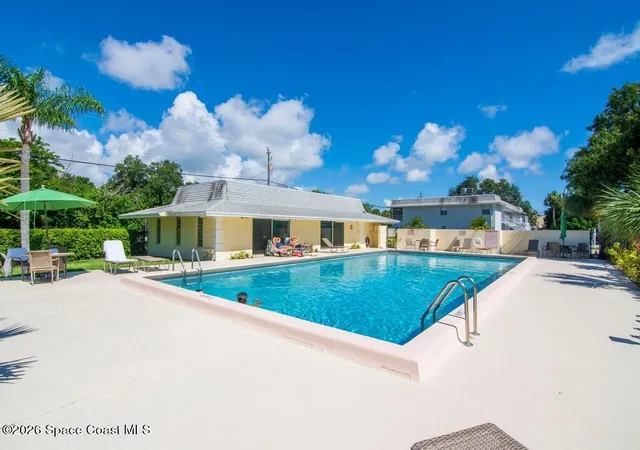 Listing Photo 2 - Condo for sale in building located at 1166 6Th Ave, Vero Beach, FL 32960 - Unit #C5