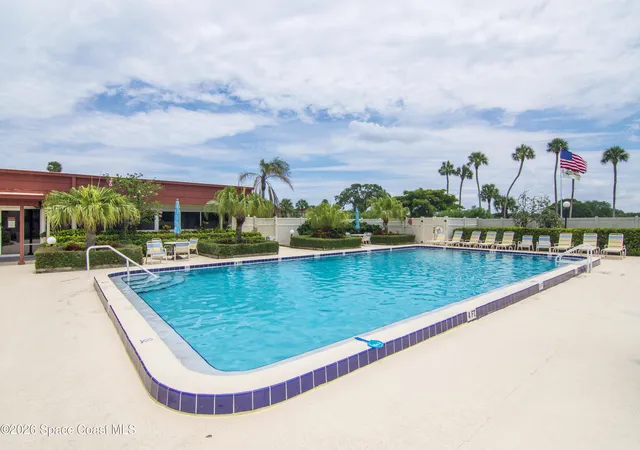 Listing Photo 2 - Condo for sale in building located at 61 Woodland Dr, Vero Beach, FL 32962 - Unit #106