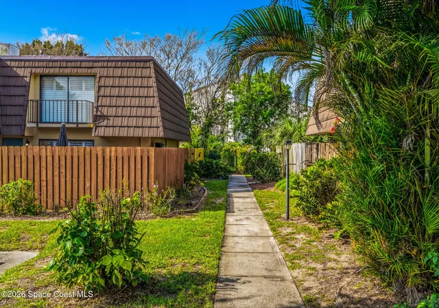 Homes for sale in Vero Beach, FL | 1166 6th Ave #2d, Vero Beach, FL 32960 | MLS# 1080813