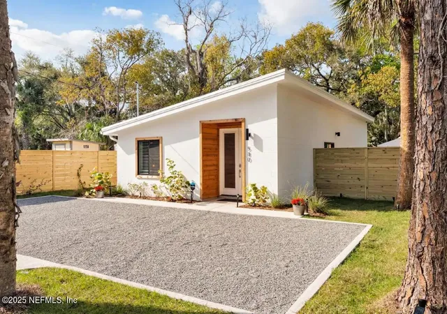 Single Family Residence at 580 White St, Saint Augustine, FL 32084 | MLS# 2068215 | | Sold on 2025-08-25
