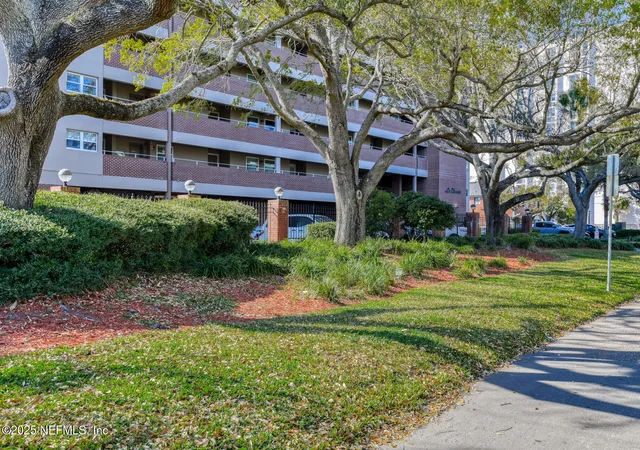 Listing Photo 4 - Condo for sale in building located at 1520 Le Baron Ave, Jacksonville, FL 32207 - Unit #1520