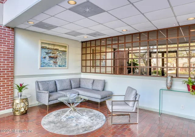 Listing Photo 5 - Condo for sale in building located at 1520 Le Baron Ave, Jacksonville, FL 32207 - Unit #1520