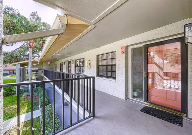 2nd image of 2020 Lakeview Dr, Clearwater, FL 33763