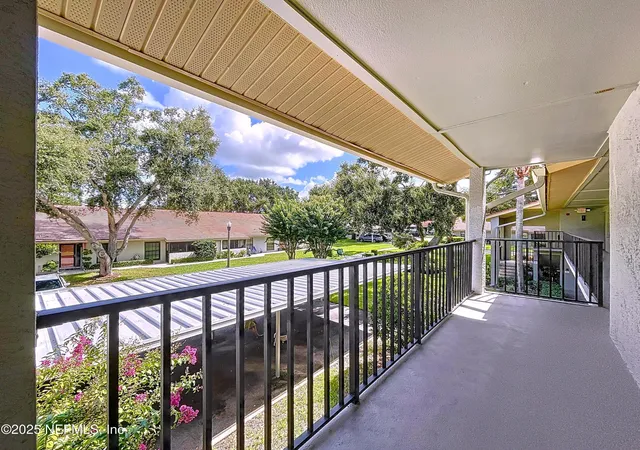 3rd image of 2020 Lakeview Dr #203, Clearwater, FL 33763 | MLS# 2108795