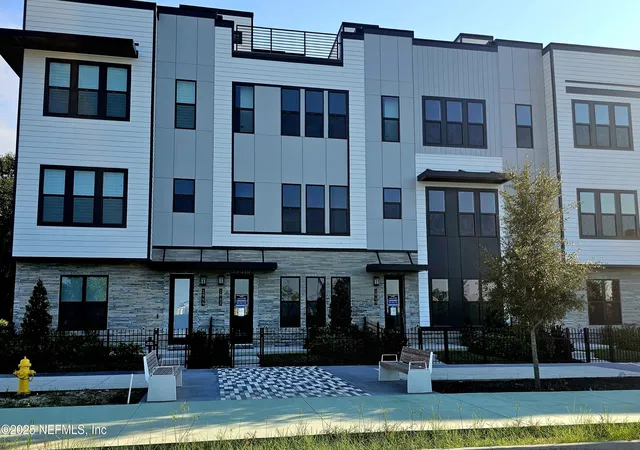 Photo 1 of Sale Pending at 1906 Prudential Dr, Jacksonville, FL 32207 | MLS# 2112879 | Listing updated on 2025-12-20