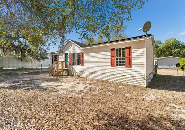 Photo 2 of Sale Pending at 101 Ridgewood Ave, Interlachen, FL 32148 | MLS# 2126209 | Listing updated on 2026-09-01