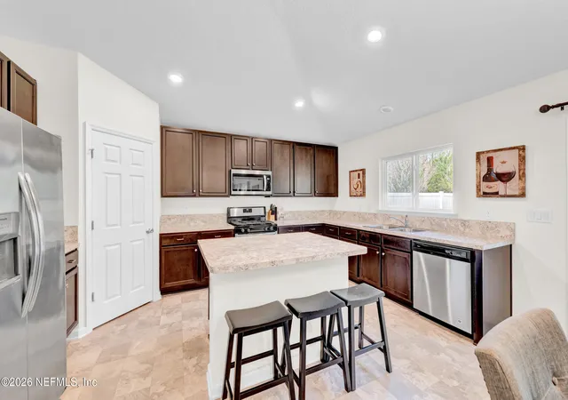 Photo 4 of Sale Pending at 7657 Sunnydale Ln, Jacksonville, FL 32256 | MLS# 2130532 | Listing updated on 2026-04-01