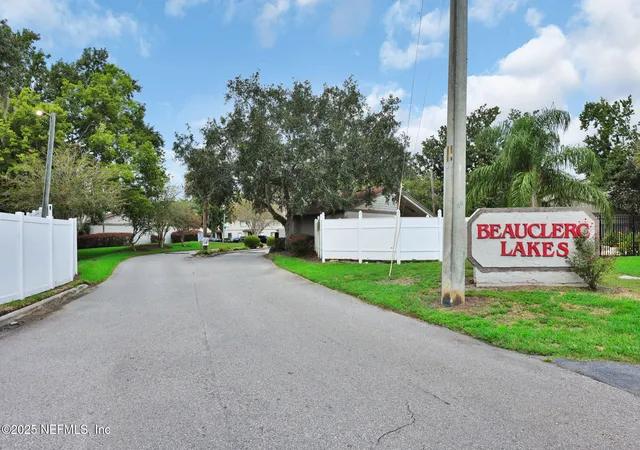 Homes for sale in Jacksonville, FL | 8300 Plaza Gate Ln #1122, Jacksonville, FL 32217 | MLS# 2135968
