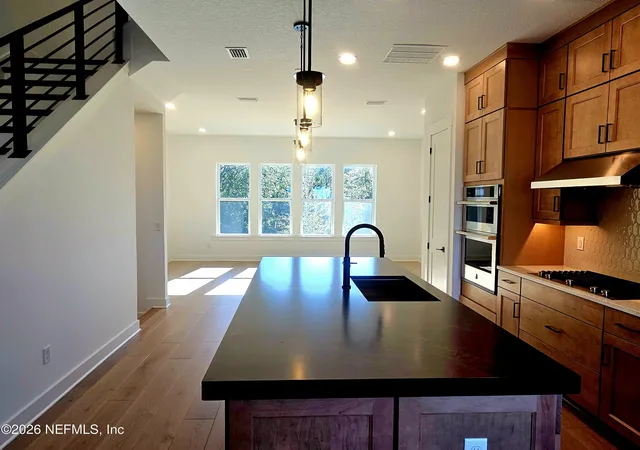 Photo 4 of Townhouse for sale at 1914 Prudential Dr, Jacksonville, FL 32207 | MLS# 2138448 | Listing updated on 2026-09-11