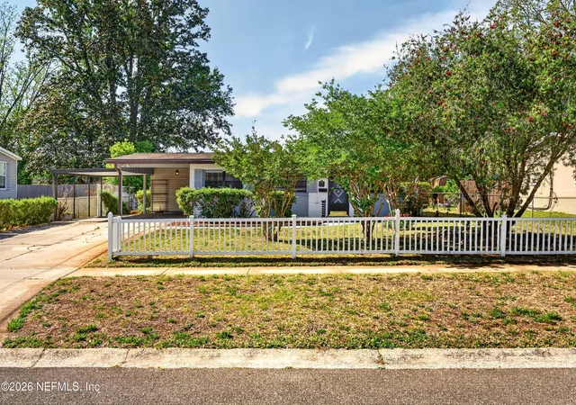 3rd image of 7638 Crest Dr N, Jacksonville, FL 32221 | MLS# 2142116