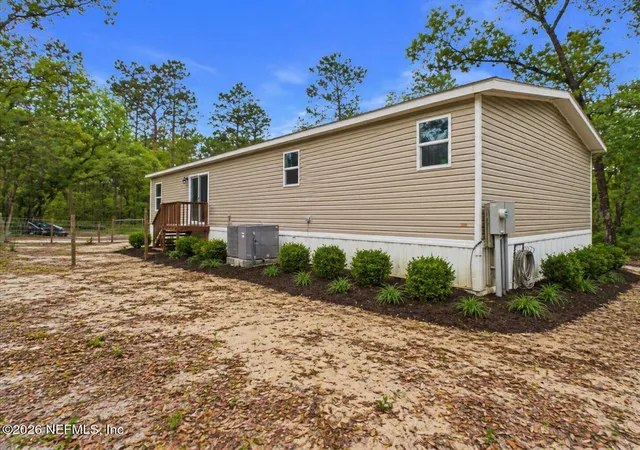 Photo 4 of Manufactured home for sale at 121 Janet Dr, Palatka, FL 32177 | MLS# 2142318 | Listing updated on 2026-10-19