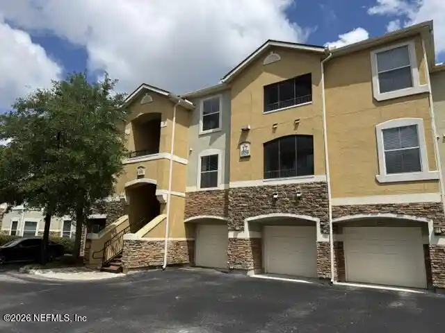 Listing Photo 2 - Condo for sale in 8539 W Gate Pkwy located at 8539 W Gate Pkwy, Jacksonville, FL 32216 - Unit #1735