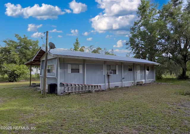 Photo 4 of Manufactured home for sale at 110 Plantation Cir, Palatka, FL 32177 | MLS# 2147505 | Listing updated on 2026-09-03