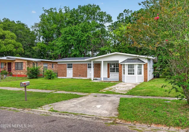 Photo 3 of Single family home for sale at 7028 Lincoln Cir W, Jacksonville, FL 32209 | MLS# 2149888 | Listing updated on 2026-08-18