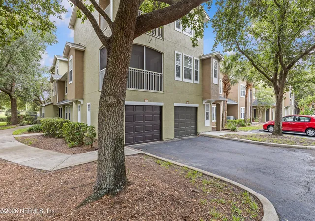Homes for sale in Jacksonville, FL | 10075 Gate Pkwy N, Jacksonville, FL 32246