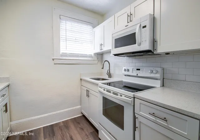 Listing Photo 5 - Condo for sale in building located at 2892 College St, Jacksonville, FL 32205