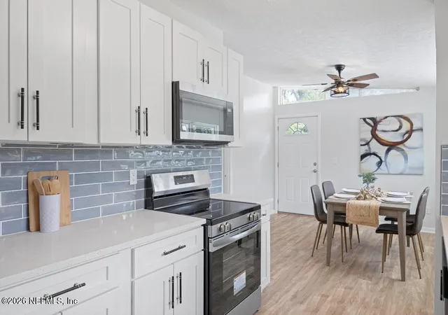 Photo 2 of Sale Pending at 950 Westgate Dr, Jacksonville, FL 32221 | MLS# 2152170 | Listing updated on 2026-09-08