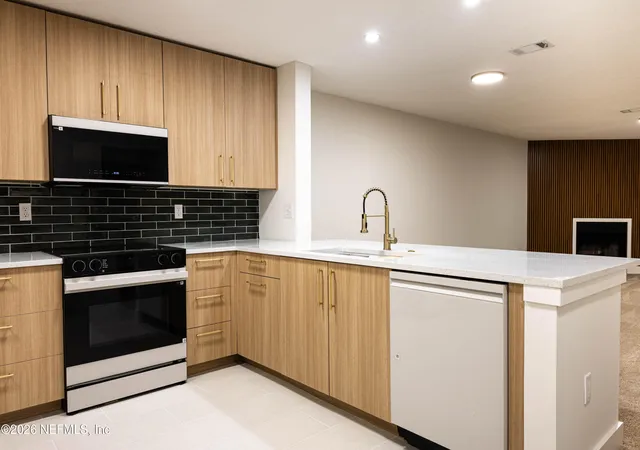 2nd image of 1604 Arcadia Dr #313, Jacksonville, FL 32207 | MLS# 2152658