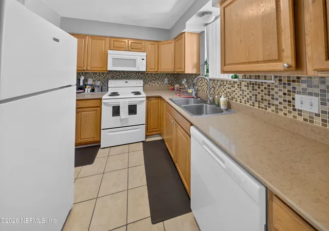 Listing Photo 4 - Condo for sale in building located at 7346 El Barco Rd, Jacksonville, FL 32216 - Unit #4