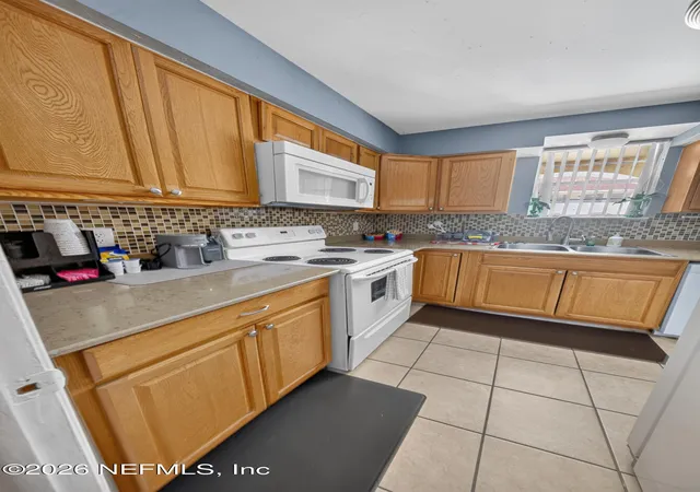 Listing Photo 5 - Condo for sale in building located at 7346 El Barco Rd, Jacksonville, FL 32216 - Unit #4