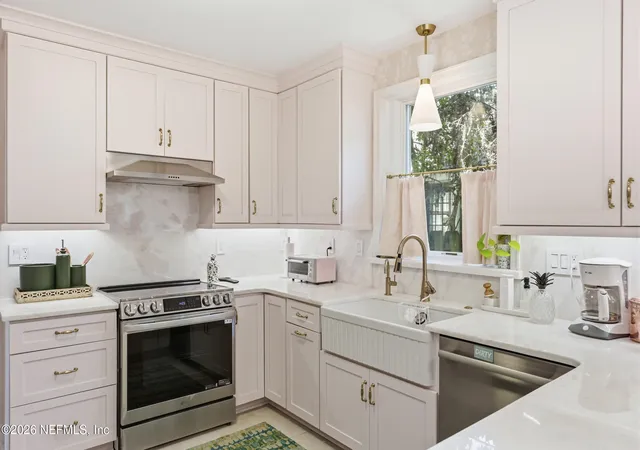 Photo 4 of Sale Pending at 2769 White Oak Ln, Jacksonville, FL 32207 | MLS# 2154392 | Listing updated on 2026-09-17