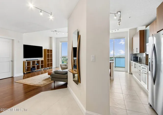 Photo 3 of Condo for sale at 1431 Riverplace Blvd #2007, Jacksonville, FL 32207 | MLS# 2157386 | Listing updated on 2026-08-25