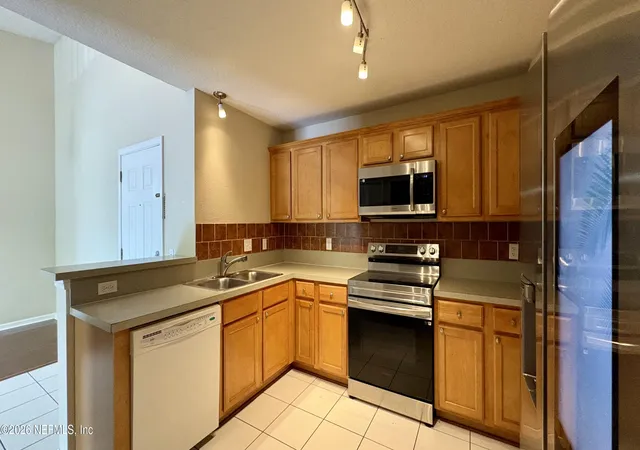 Listing Photo 5 - Condo for sale in building located at 3680 Kirkpatrick Cir, Jacksonville, FL 32210 - Unit #15